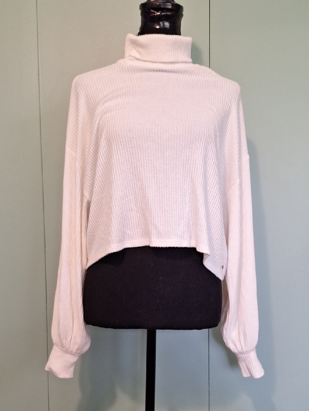 Hollister White Cropped Turtle Neck Oversize Sweater Size Small